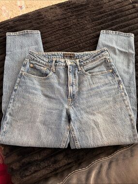 Classic Light Blue Skinny Jeans with Subtle Washed Finish
